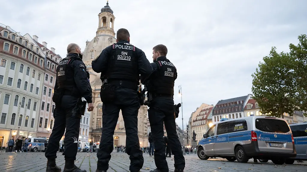Polizisten-stehen-auf-dem-Neumarkt-vor-der-Frauenkirche