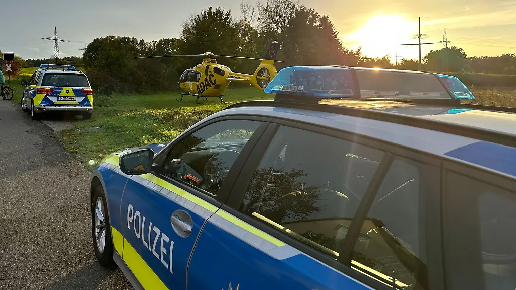 Polizeiautos-und-ein-Rettungshubschrauber-des-ADAC-stehen-im-Gunzenhausener-Ortsteil-Unterwurmbach