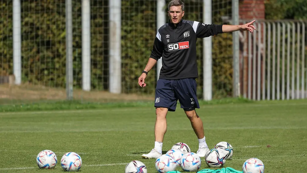 Tobias-Schweinsteiger-spricht-zu-seinen-Spielern-bei-einer-Trainingseinheit