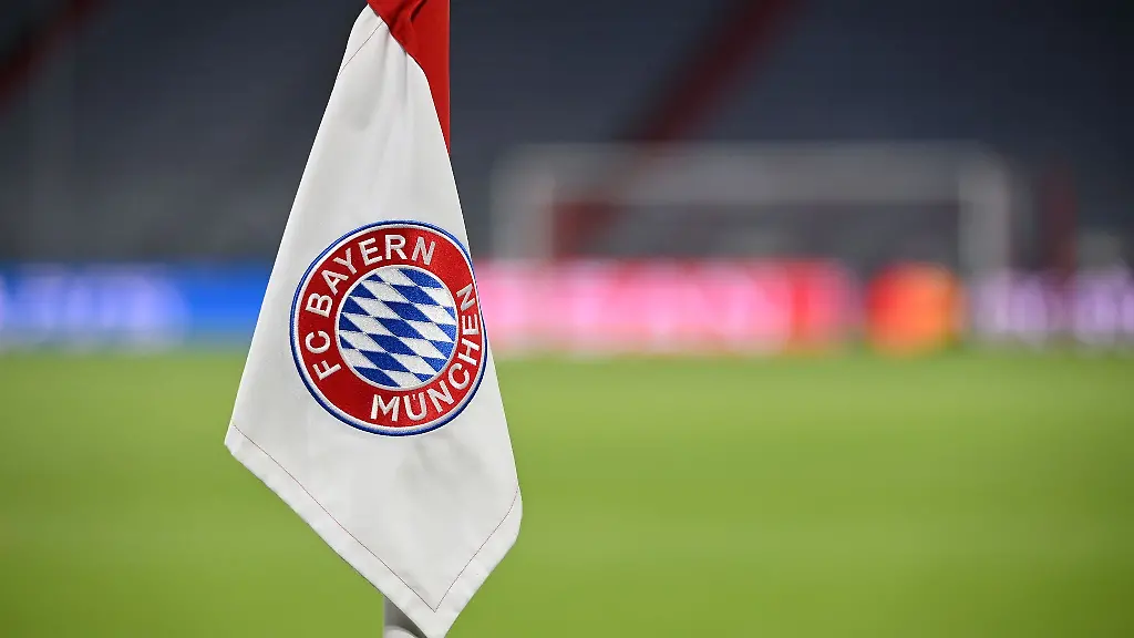 Das-Vereinswappen-des-FC-Bayern-Muenchen-auf-einer-Eckfahne
