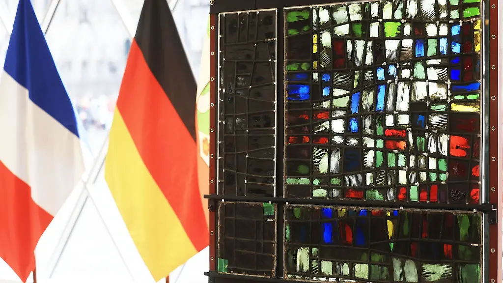 Der-restaurierte-r-und-verrusste-Teil-l-eines-Fenster-aus-der-Kirche-Notre-Dame