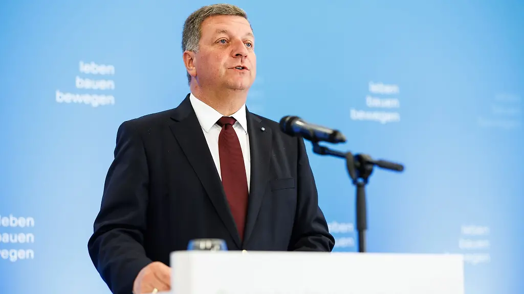 Christian-Bernreiter-CSU-Verkehrsministerin-von-Bayern-spricht