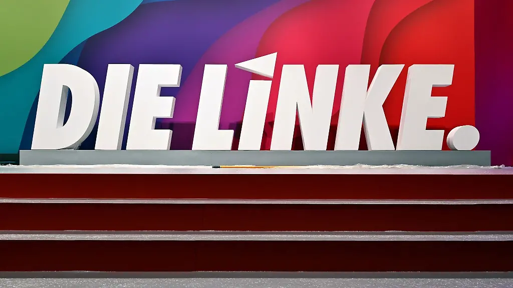 Das-Logo-der-Partei-steht-auf-einer-Buehne