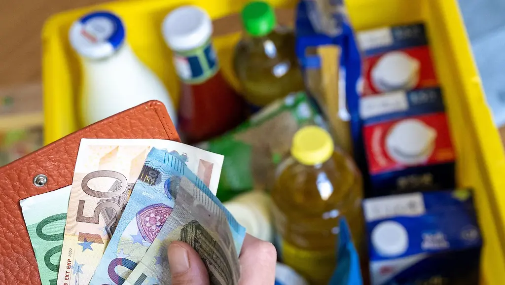 Viele-Menschen-in-Deutschland-koennen-aktuell-aufgrund-der-hohen-Inflation-nicht-so-viel-sparen