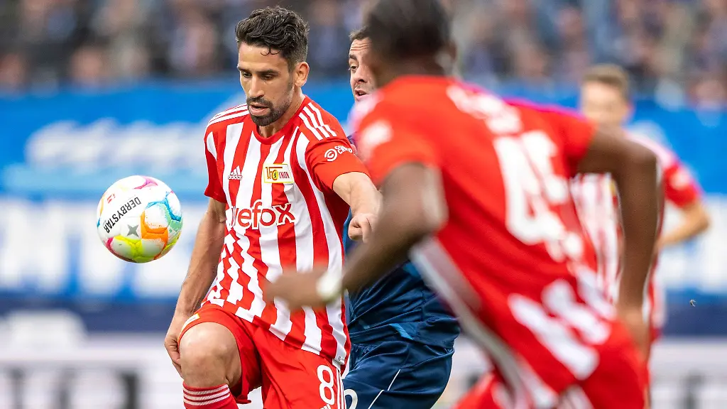 Berlins-Rani-Khedira-nimmt-den-Ball-mit