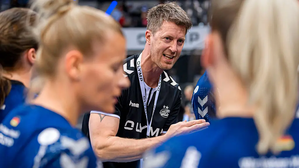 Trainer-Markus-Gaugisch-gibt-eine-Ansprache