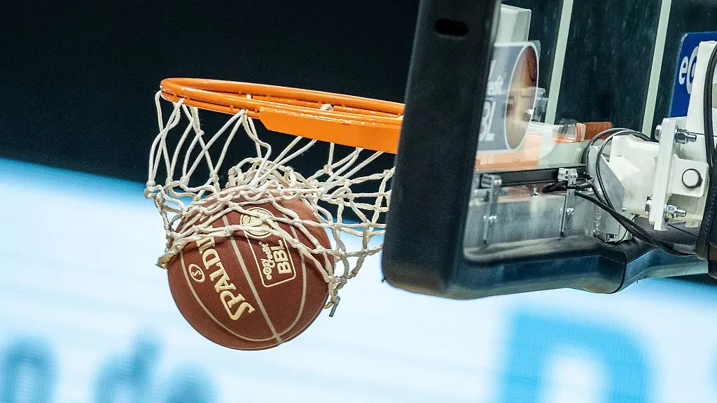 Ein-Basketball-landet-im-Korb
