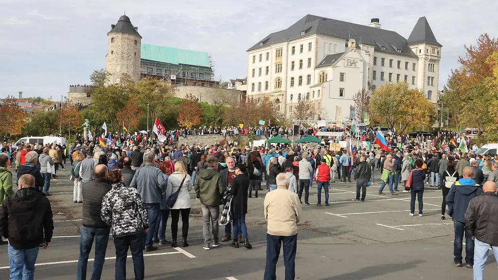 Teilnehmer-einer-Kundgebung-zu-der-das-Forum-fuer-Demokratie-und-Freiheit-aufgerufen-hatte-stehen-auf-dem-Neustadtplatz