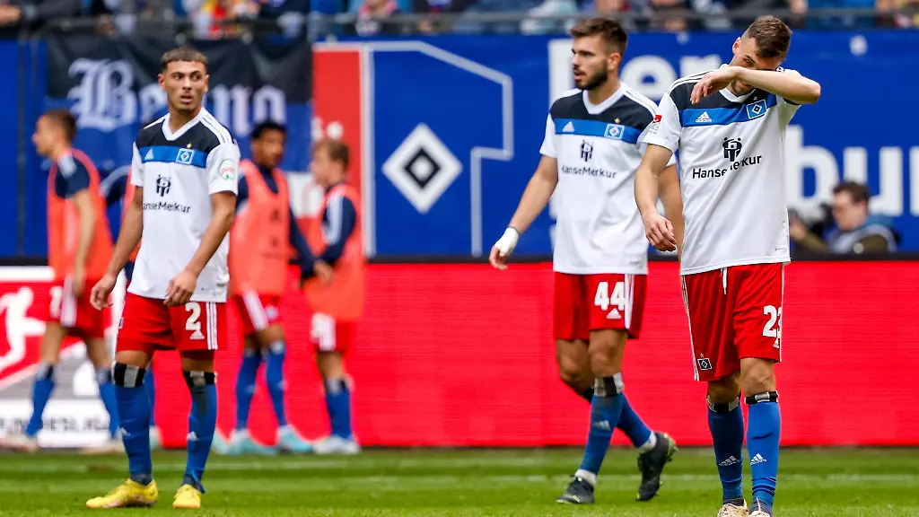 Hamburgs-William-Mikelbrencis-l-r-Mario-Vuskovic-und-Jonas-Meffert-reagieren-nach-Magedeburgs-Treffer-zum-0-2