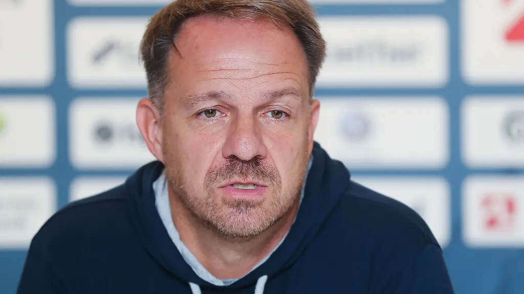 Alexander-Zorniger-bei-einer-Pressekonferenz