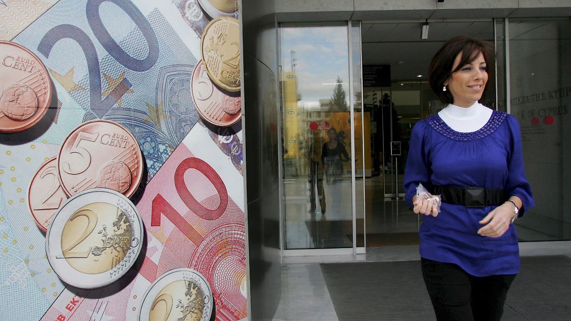 Zypern hat noch nicht lange den Euro. "Dank" Griechenland gehört man nun auch zu den Sorgenkindern.