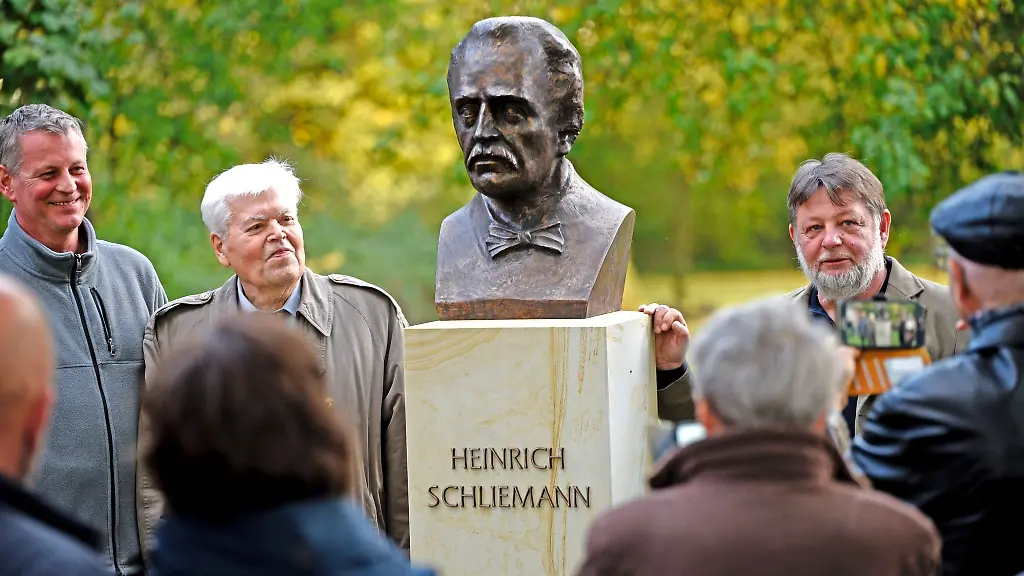 Die-Bronzebueste-des-Archaeologen-Heinrich-Schliemann-auf-dem-Gelaende-des-Heinrich-Schliemann-Museum