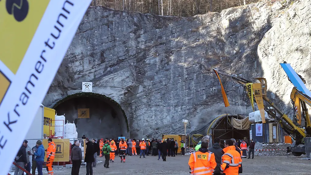 Arbeiter-und-Gaeste-stehen-nach-dem-offiziellen-Tunnelanschlag-vor-dem-zukuenftigen-Nordportal-des-Kramertunnels