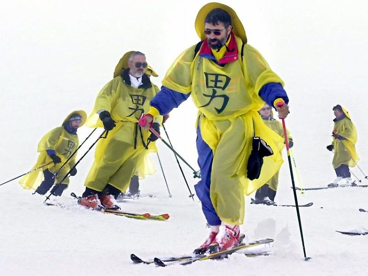 Maskierte "Chinesen" auf der Skipiste: In einigen Skigebieten bezahlen närrische Wintersportler an den Karnevalstagen weniger.