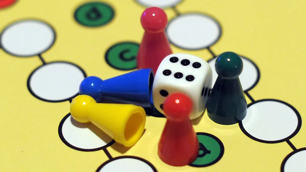 Spielfiguren-liegen-am-auf-einem-Mensch-aergere-dich-nicht-Spielbrett