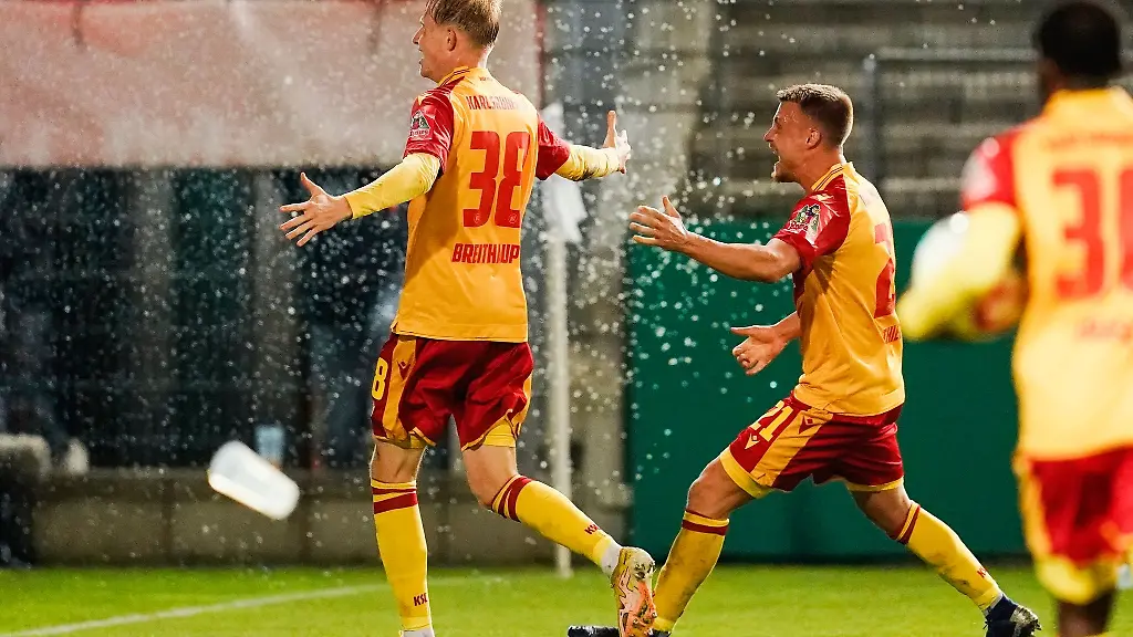 Karlsruhes-Torschuetze-Tim-Breithaupt-l-jubelt-mit-Marco-Thiede-ueber-das-Tor-zum-2-2-im-Pokal