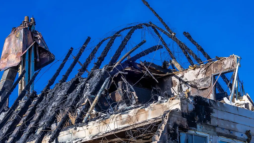 Rauch-steigt-aus-den-Resten-des-abgebrannten-Hotelgebaeudes-auf