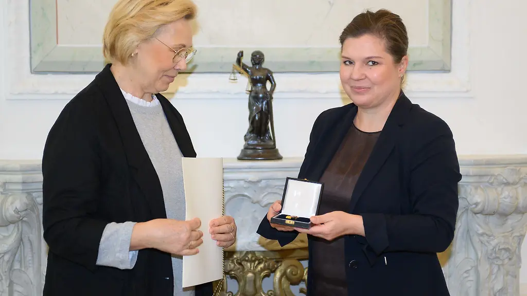 Christel-Eckert-l-nimmt-die-Ehrennadel-des-Landes-Sachsen-Anhalt-von-Franziska-Weidinger-entgegen