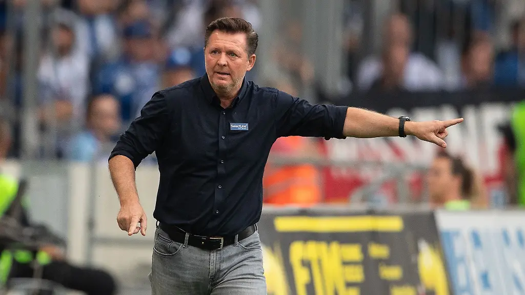 Magdeburgs-Trainer-Christian-Titz-gestikuliert-am-Spielfeldrand