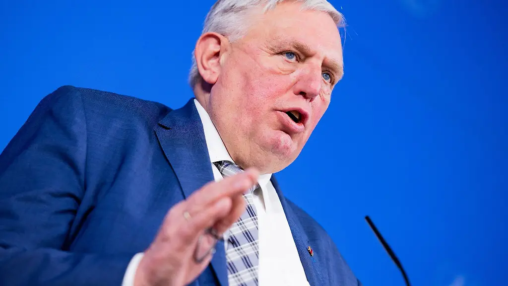Karl-Josef-Laumann-aeussert-sich-in-der-Staatskanzlei