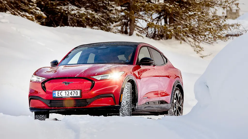 Mustang-Mach-E-Winter