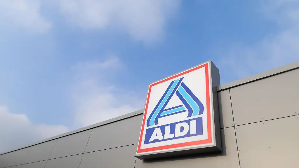 Blick-auf-ein-Firmen-Logo-an-einem-Aldi-Markt
