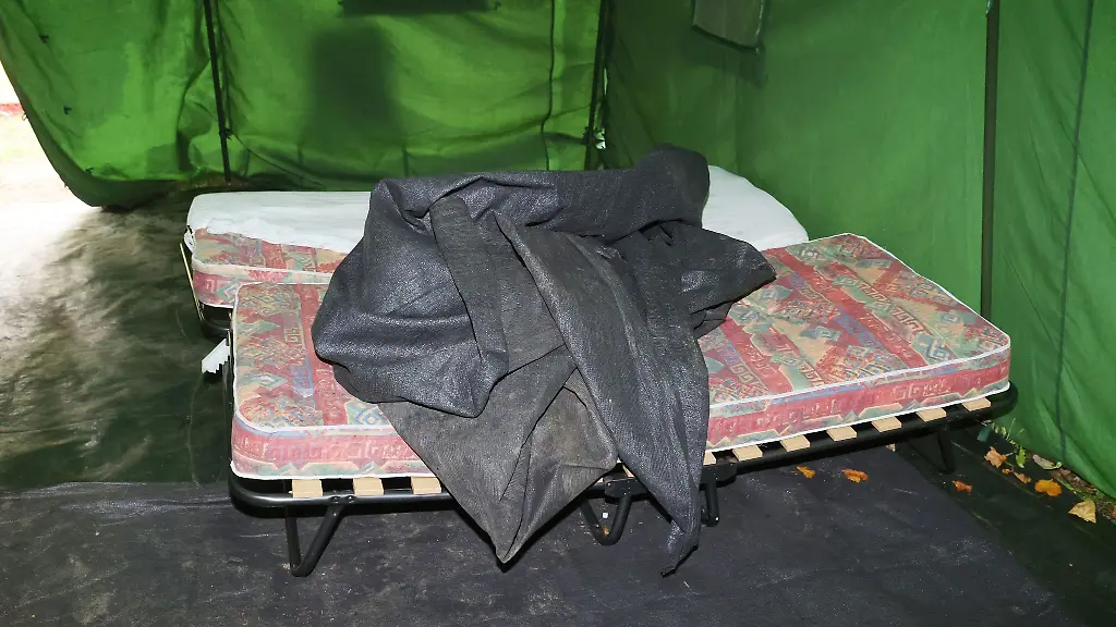 Liegen-mit-Matratzen-befinden-sich-in-einem-Unterkunftszelt