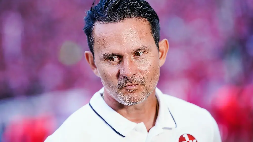 Kaiserslauterns-Trainer-Dirk-Schuster-steht-im-Stadion