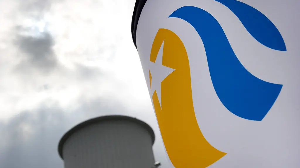Hinter-einem-Vattenfall-Logo-ist-ein-Abgasturm-zu-sehen