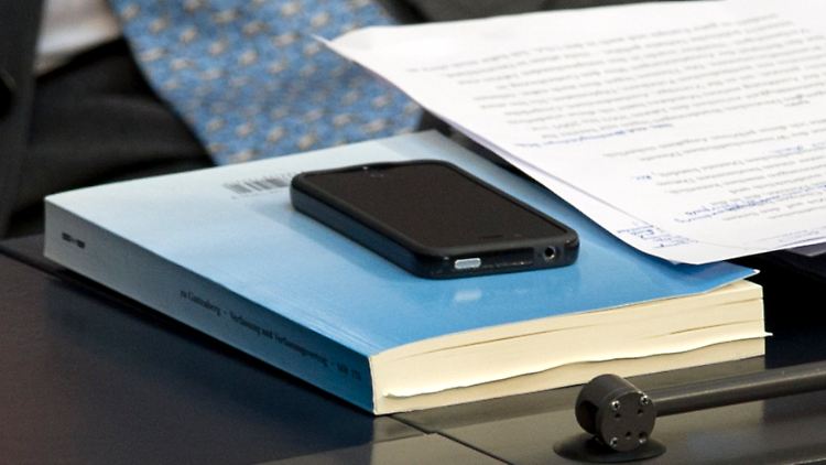 Guttenberg hatte seine Dissertation zur Aktuellen Stunde mitgebracht.