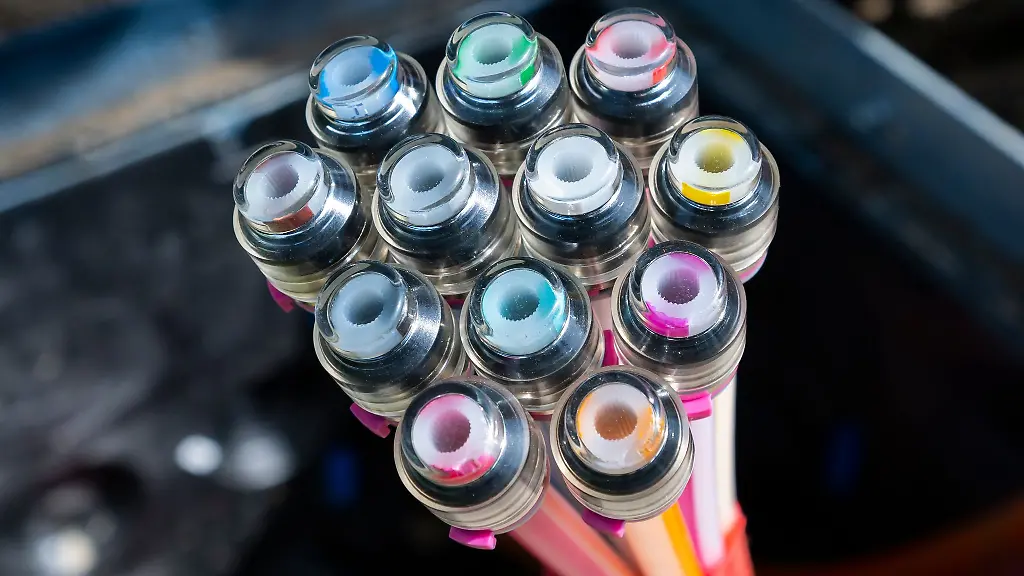 Das-Ende-eines-Buendels-Glasfaserkabel-ist-auf-einer-Baustelle-zu-sehen