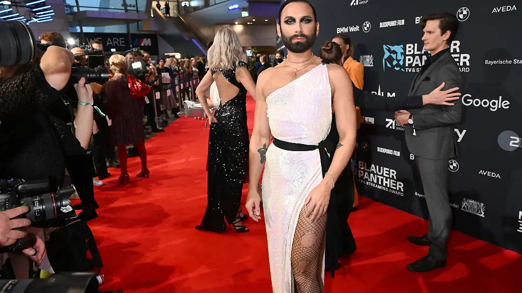 Thomas-Tom-Neuwirth-als-Kunstfigur-Conchita-Wurst-steht-vor-der-Verleihung-auf-dem-Roten-Teppich