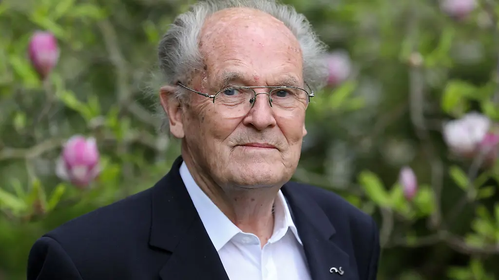 Der-Mediziner-Horst-Klinkmann-steht-in-seinem-Garten