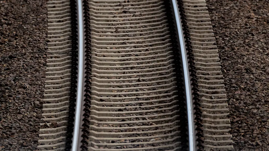 Blick-auf-Schienen-nahe-eines-Bahnhofs