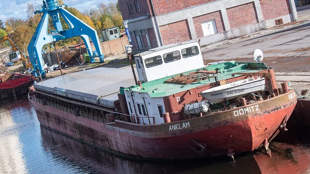 Der-Frachter-Doemitz-liegt-im-Hafen-von-Anklam