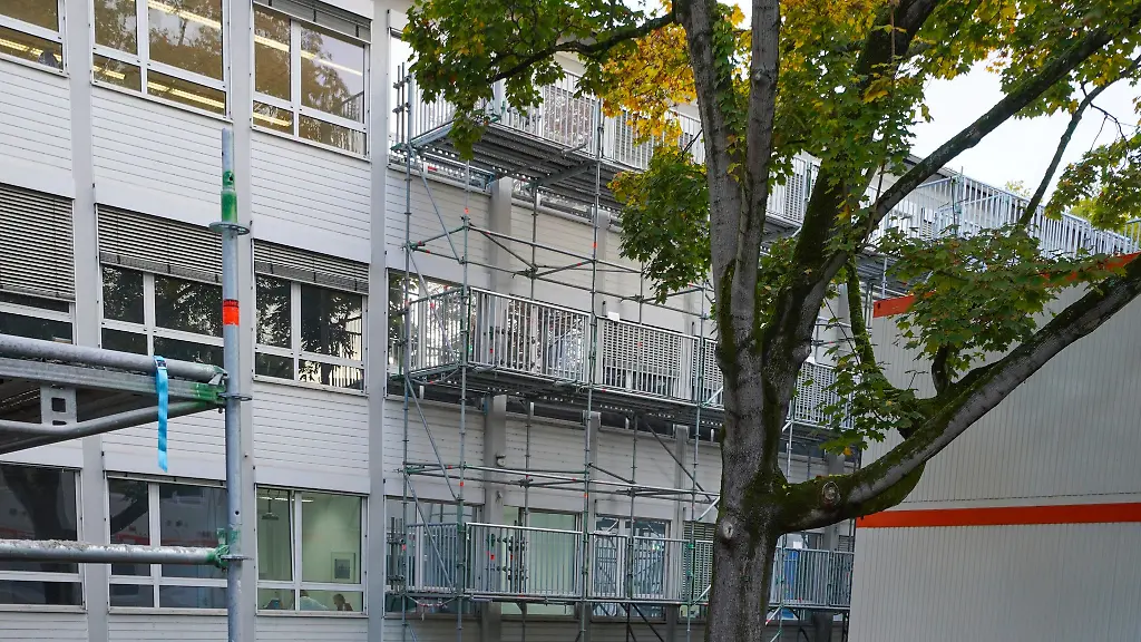 Teile-des-Provisoriums-eines-Fluchttreppengeruests-stehen-an-der-Aussenfassade-der-VHS-am-Karmeliterplatz