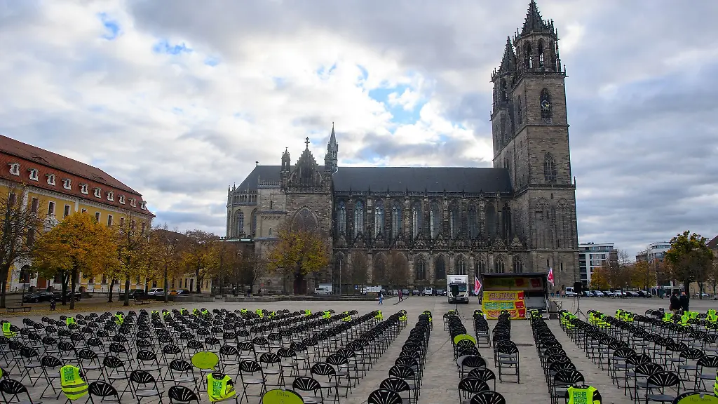 Stuehle-stehen-bei-einer-Protestaktion-auf-dem-Domplatz