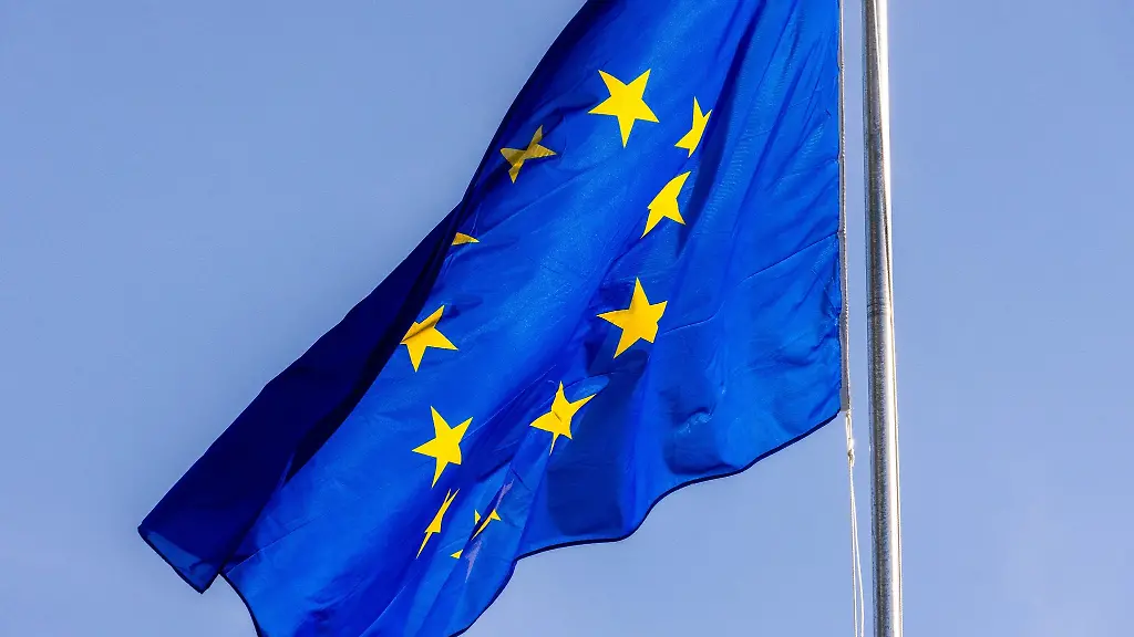 Die-Flagge-der-Europaeischen-Union-weht-vor-dem-Gebaeude-des-Europaeischen-Parlaments-in-Strassburg