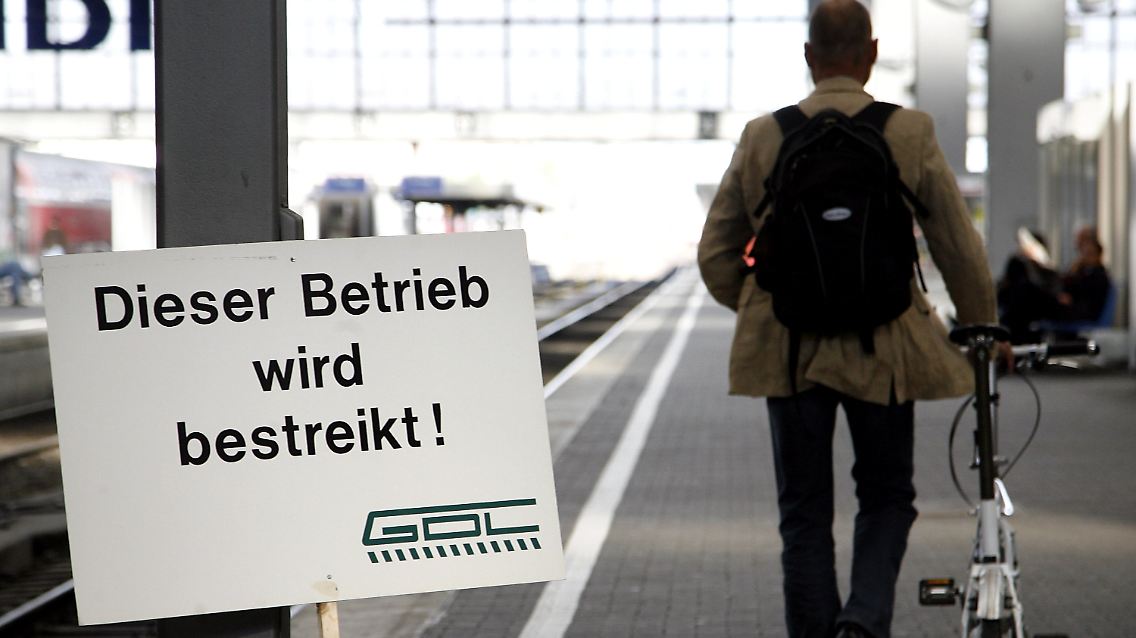 An vielen deutschen Bahnhöfen "lacht" die Reisenden wieder dieses Schild an.