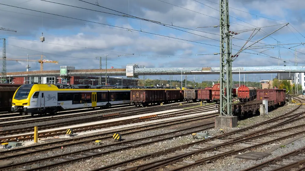 Ein-Fussgaengersteg-ueber-die-Gleise-des-Bahnhofs-Aalen-befindet-sich-im-Bau