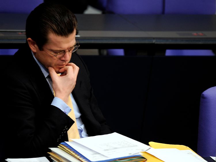 Guttenberg kann sich drehen und wenden wie er will: Die Plagiatsaffäre klebt wie Pech an ihm.