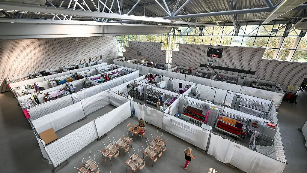 Fluechtlinge-aus-der-Ukraine-sind-in-einer-Kreissporthalle-untergebracht