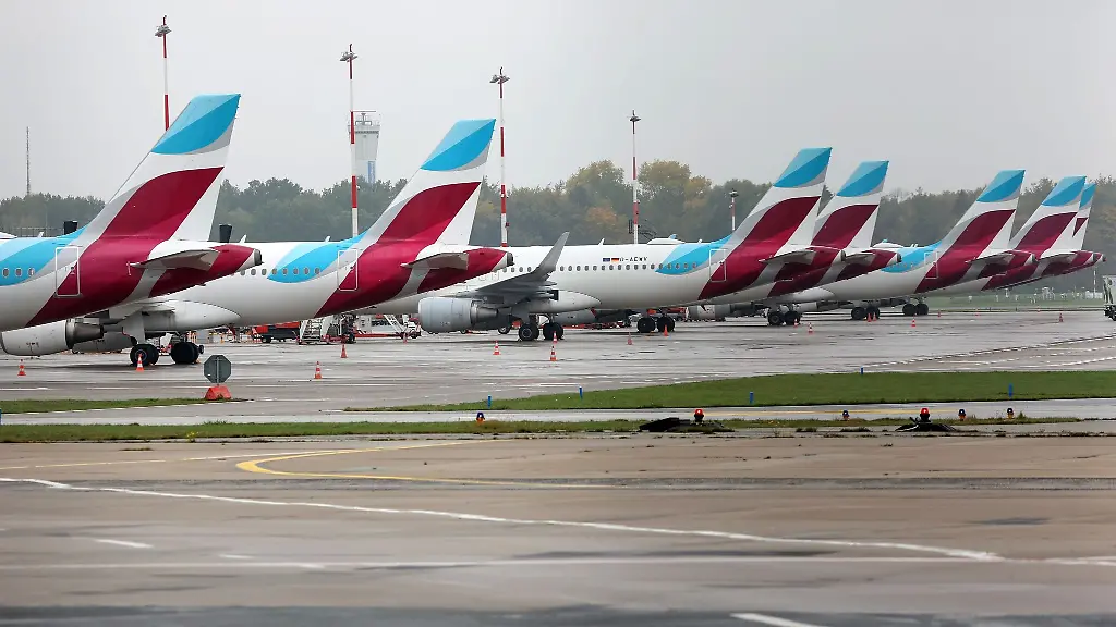 Abgestellte-Maschinen-der-Fluggesellschaft-Eurowings-stehen-auf-dem-Flughafen