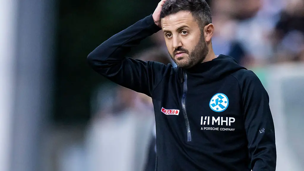 Trainer-Mustafa-Uenal-reagiert-im-Spiel