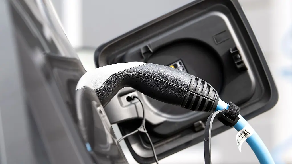 Ein-Elektroauto-wird-an-einer-Ladesaeule-geladen