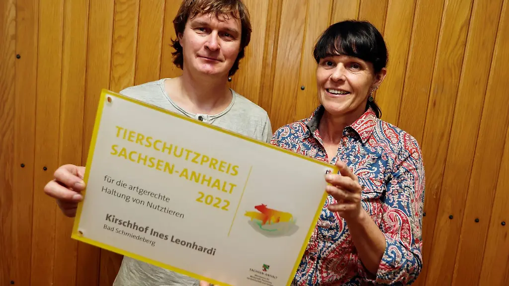 Daniel-Kirsch-l-und-Ines-Leonhardi-vom-Kirschhof-Ines-Leonhardi-halten-ihre-Auszeichnung-in-den-Haenden