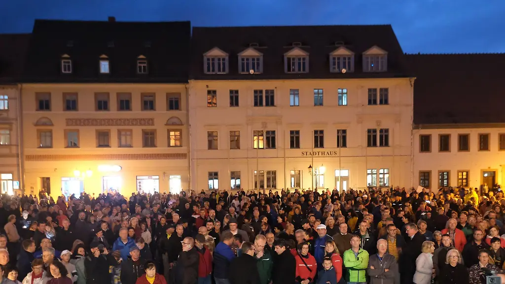 Teilnehmer-einer-Demonstration-versammeln-sich-auf-dem-Marktplatz