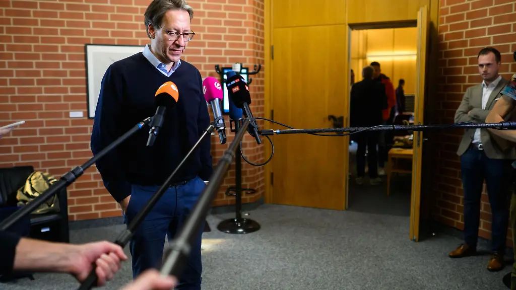 Stefan-Birkner-spricht-mit-Medienvertretern-nach-einer-Fraktionssitzung-im-niedersaechsischen-Landtag