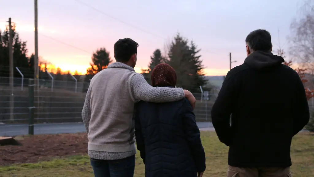 Afghanische-Gefluechtete-stehen-auf-dem-Gelaende-der-Erstaufnahme-Einrichtung-in-Chemnitz-Einsiedel