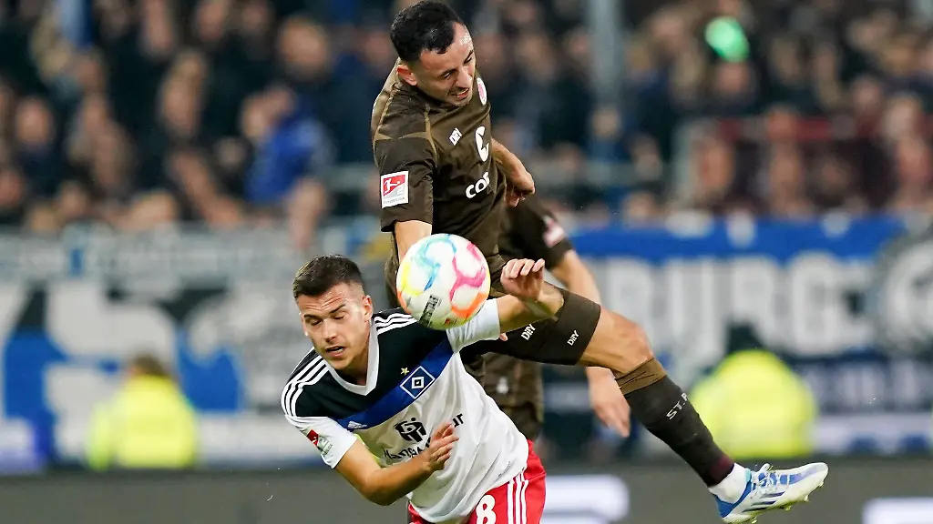 Laszlo-Benes-vom-Hamburger-SV-l-kaempft-mit-St-Paulis-Manolis-Saliakas-um-den-Ball